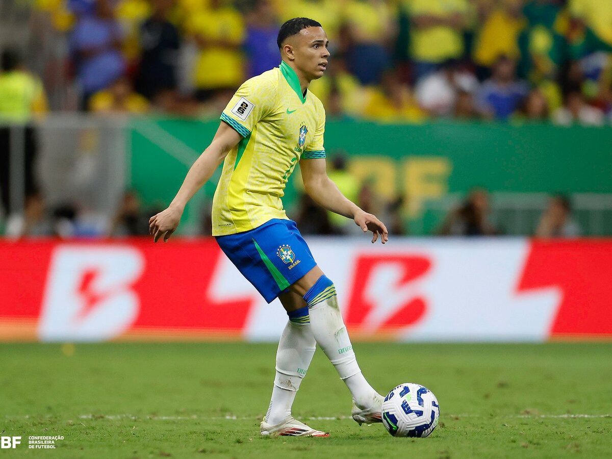Vanderson é convocado por Ancelotti e substitui lesionado Wesley na seleção brasileira