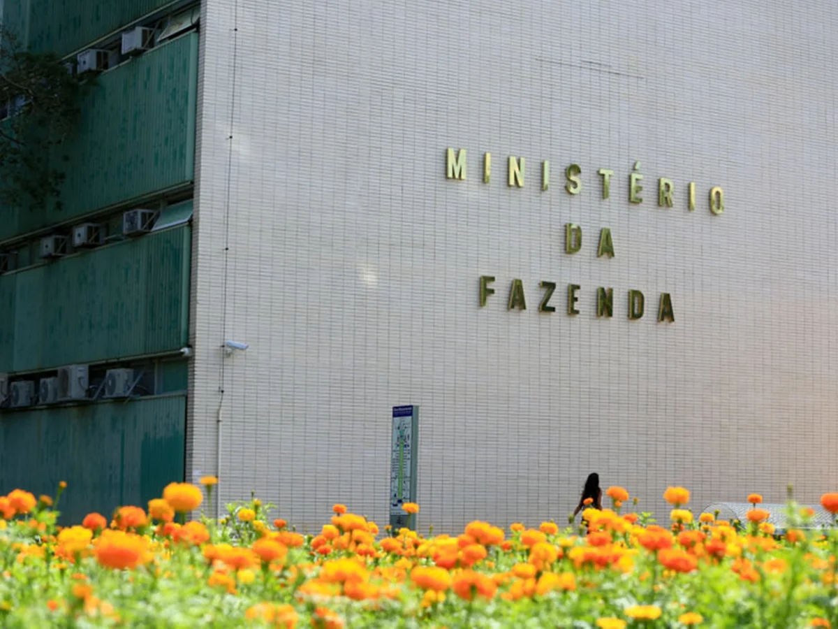 Fazenda reduz para 2% a projeção do PIB em 2026 e 2,3% em 2027