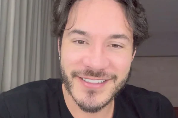 Eliezer mostra foto aos 25 anos e surpreende a web com transformação; veja