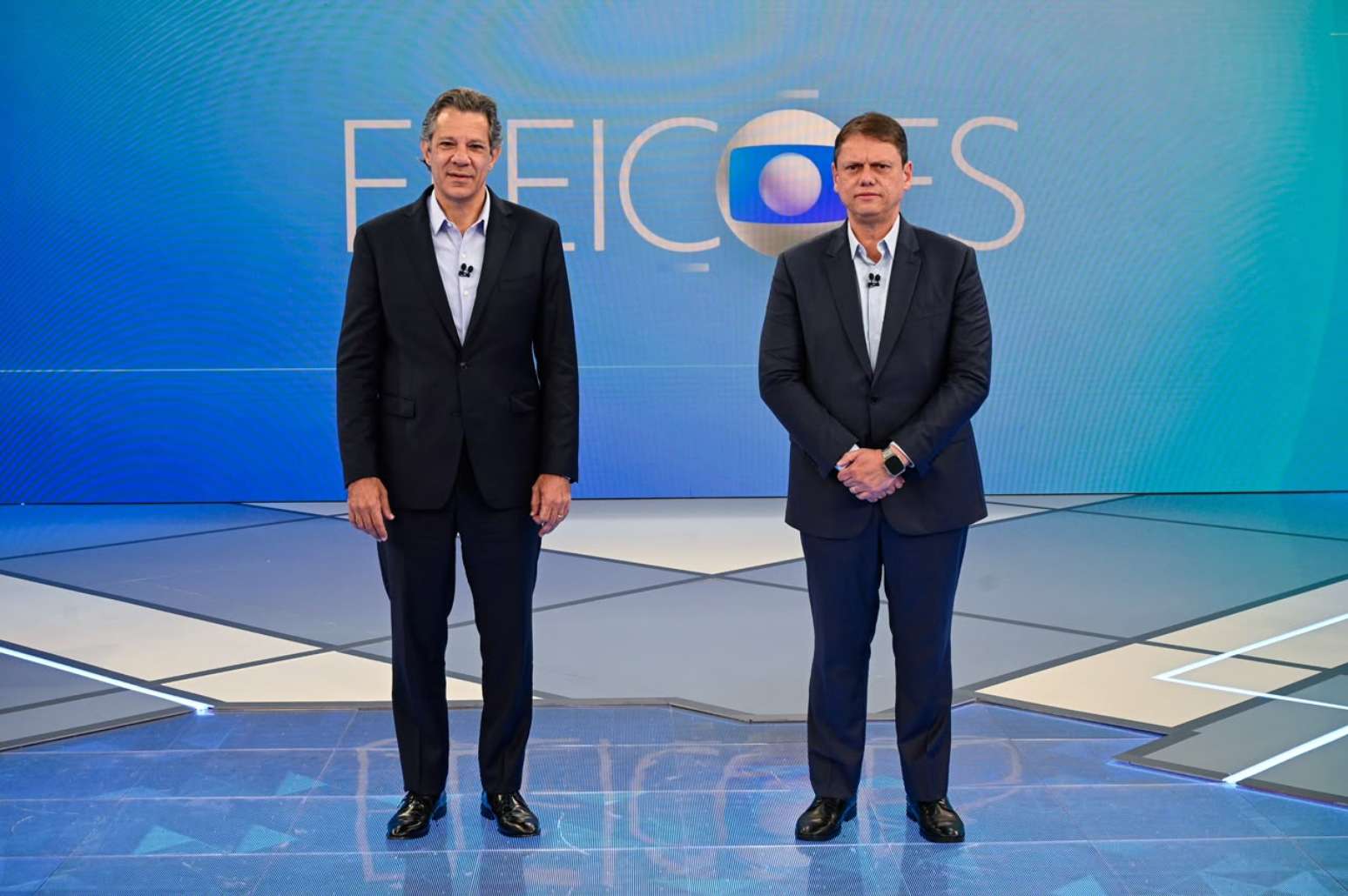 Os candidatos Fernando Haddad (PT) e Tarc&iacute;sio de Freitas (Republicanos) no est&uacute;dio da TV Globo para participar do debate entre candidatos ao governo de S&atilde;o Paulo.