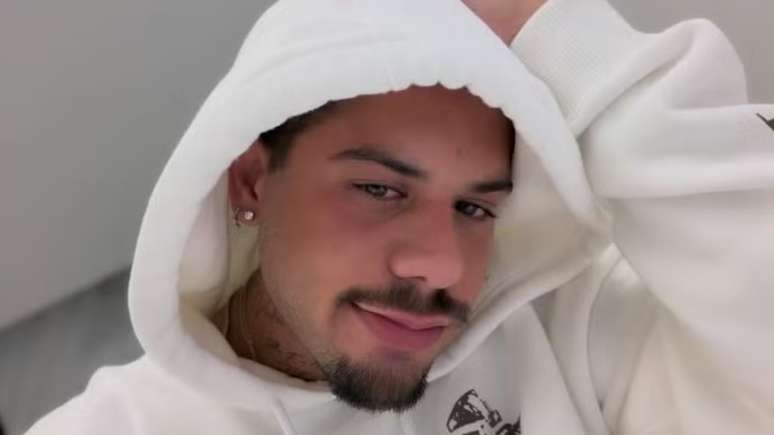 Zé Felipe surge irreconhecível com novo visual: 'Fui fazer a barba e errei'; veja