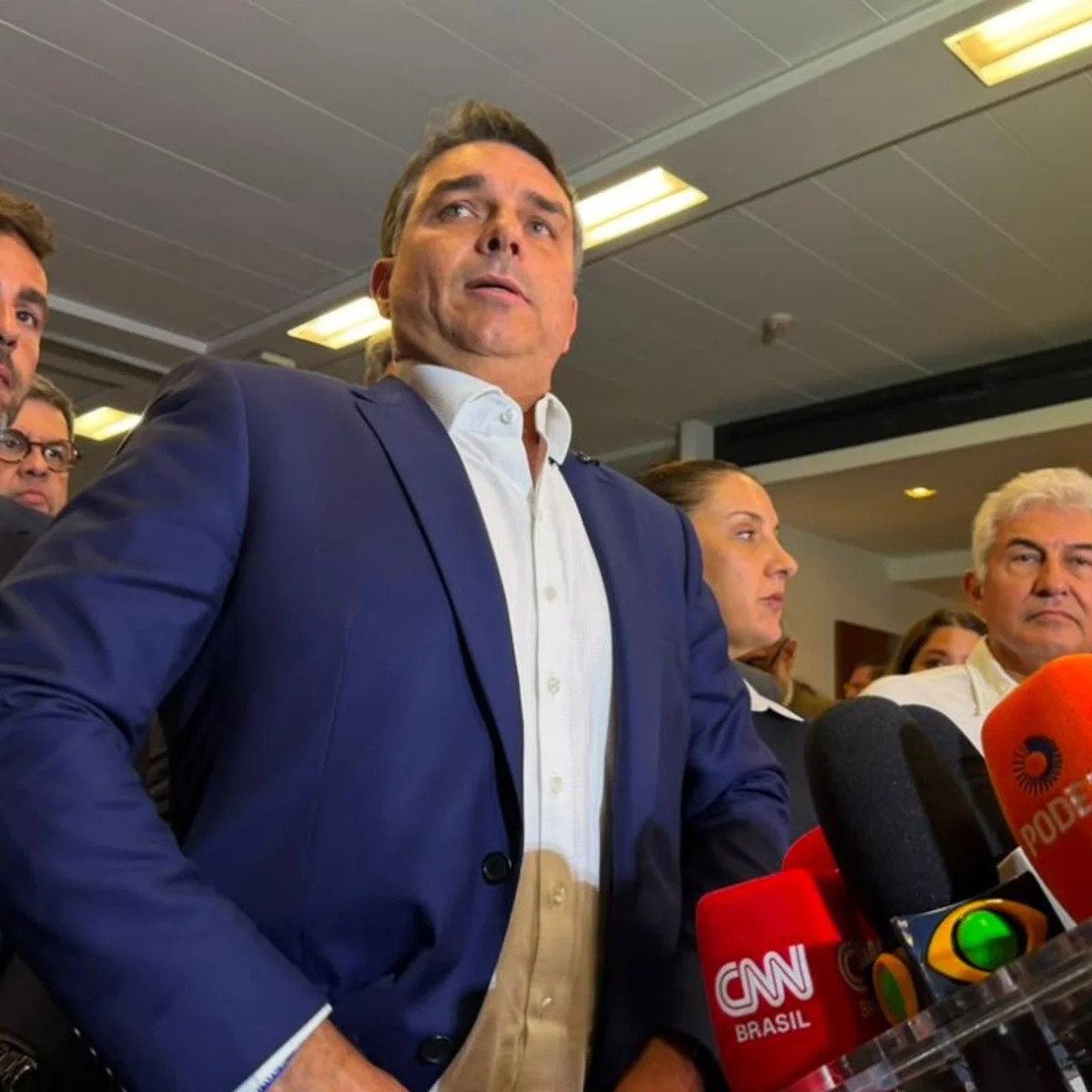 MP Eleitoral pede multa a Flávio Bolsonaro por site não informado ao TSE