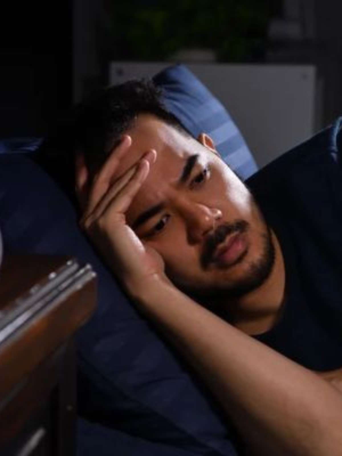 Por que você sente sono no sofá, mas perde o sono quando vai para a cama?