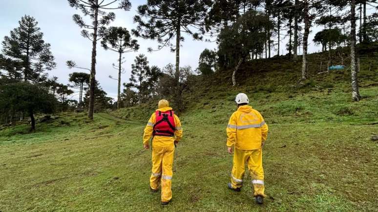 Buscas por helicóptero que desapareceu com cantor Rick continuam com drone térmico em SC