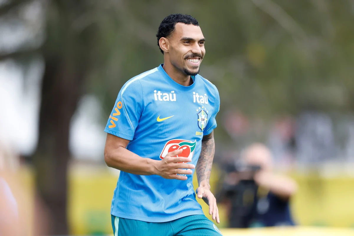 Matheuzinho diz que parceiros do Corinthians aliviaram tensão na Seleção