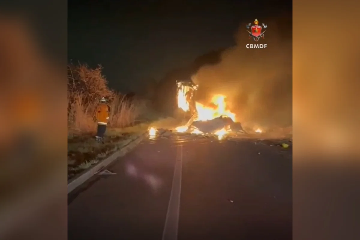 Acidente entre caminhões deixa 2 mortos e interdita trecho da BR-060