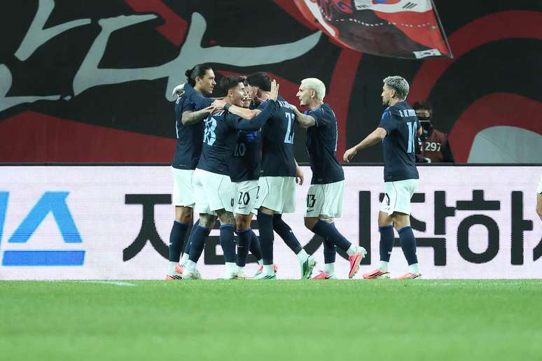 Arrascaeta dá show, e Uruguai goleia Coreia do Sul em amistoso
