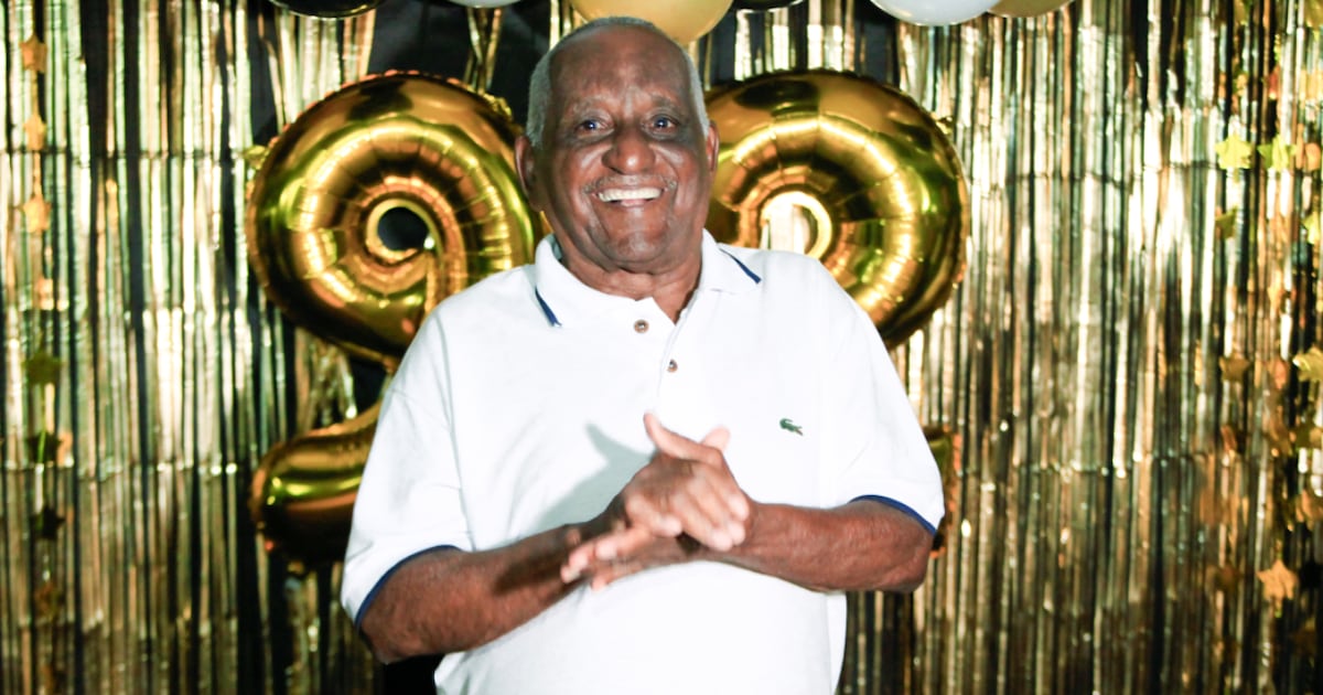 Idoso de 92 anos se matricula em escola para realizar sonho de terminar os estudos em BH