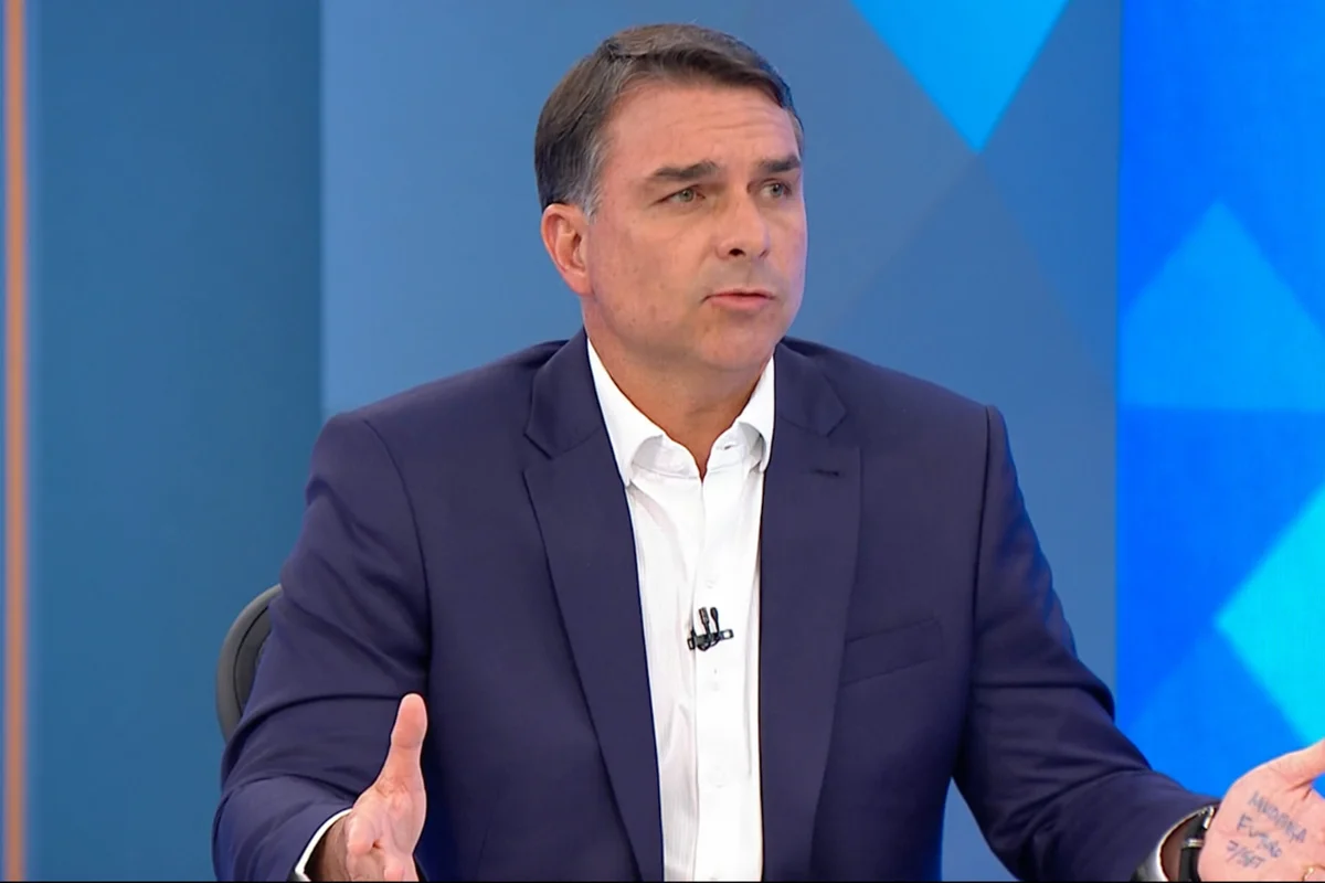 Flávio vai ao STF para anular decisão de Dino sobre posts de Nossa Senhora
