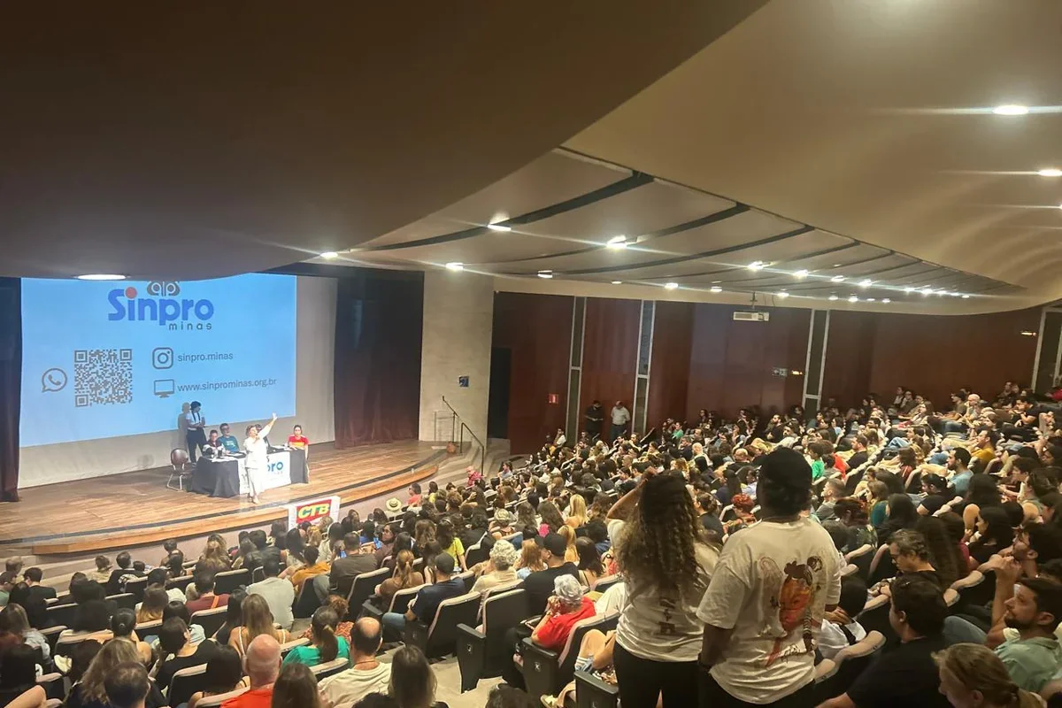 Professores da rede particular encerram greve e voltam às aulas em BH