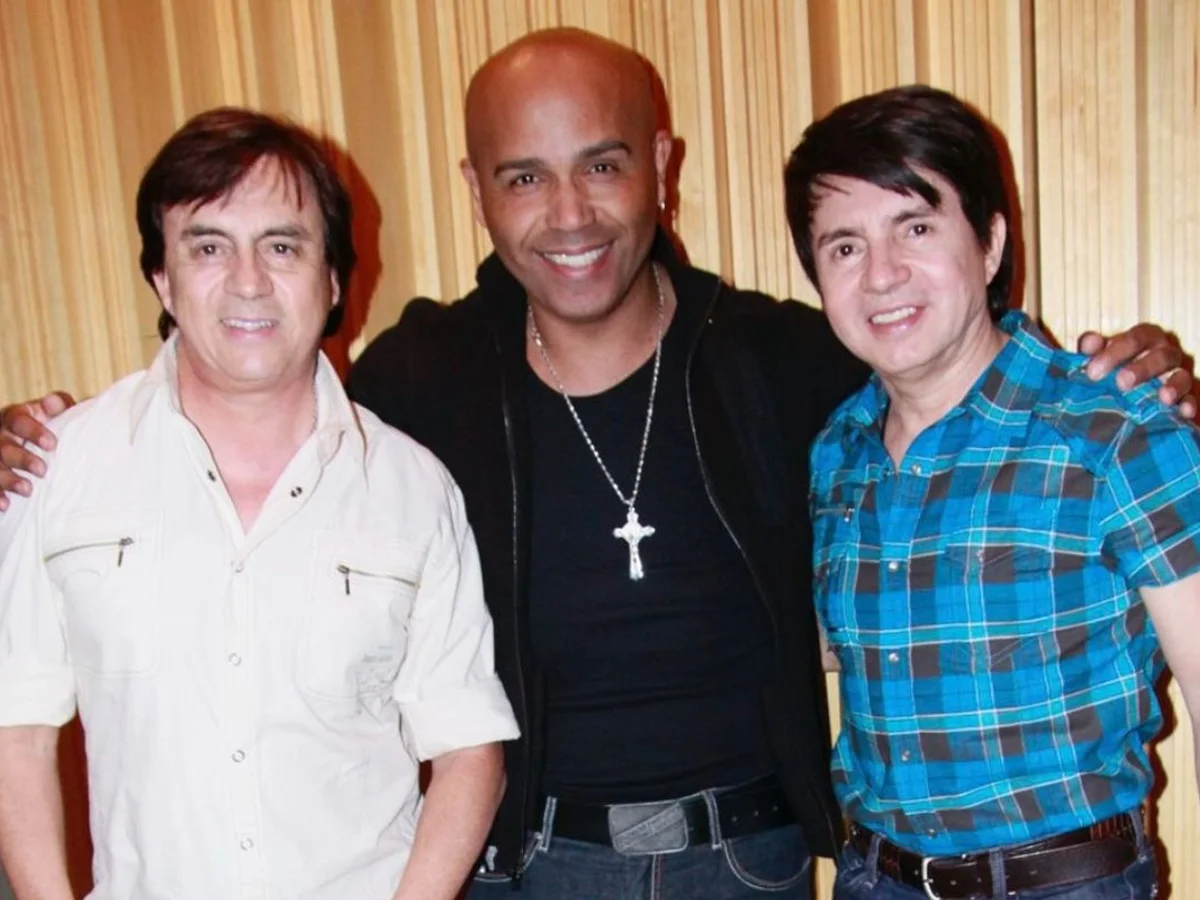 Chitãozinho e Xororó homenageiam Rick após queda de helicóptero. Veja fotos