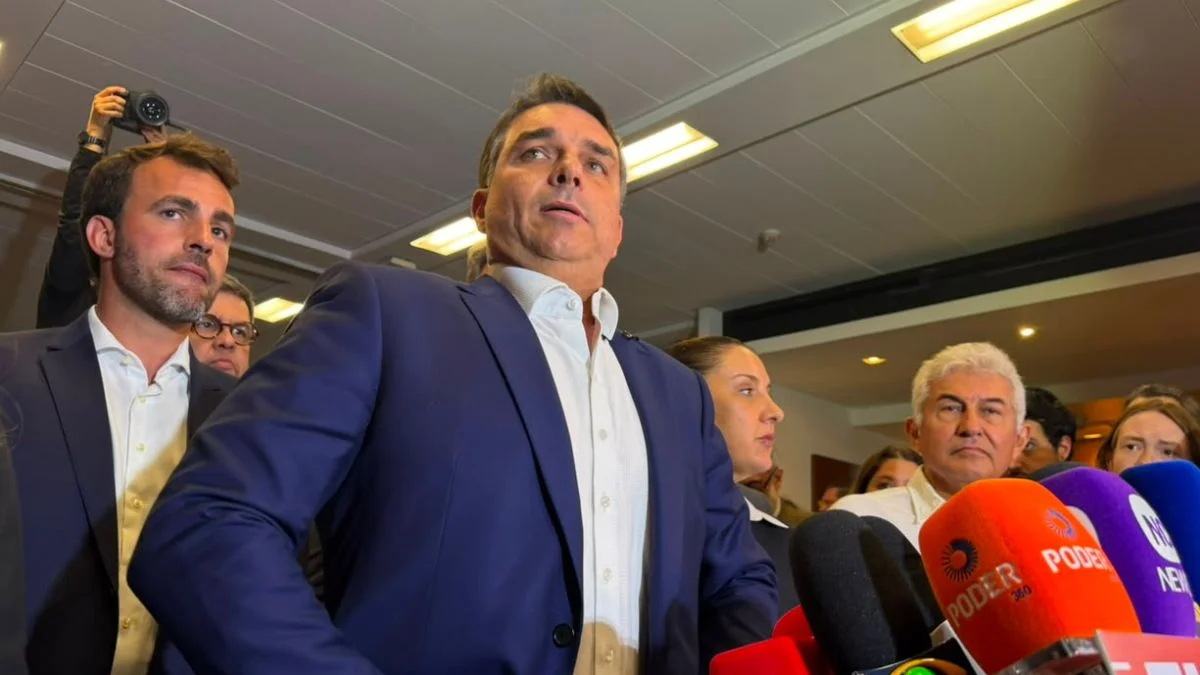 MP Eleitoral pede multa a Flávio Bolsonaro por site não informado ao TSE