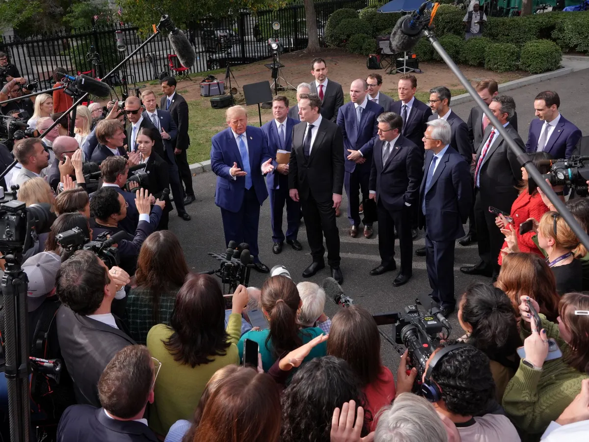 Trump afirma que empresas tecnológicas assinaram acordo para "autorregular" o desenvolvimento de IA