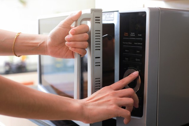 7 truques ao usar o micro-ondas que vão facilitar sua rotina