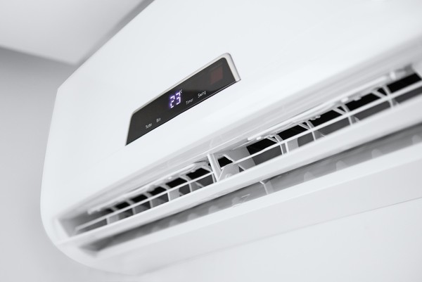 Ar-condicionado em 23°C: é a temperatura certa para dormir e trabalhar?