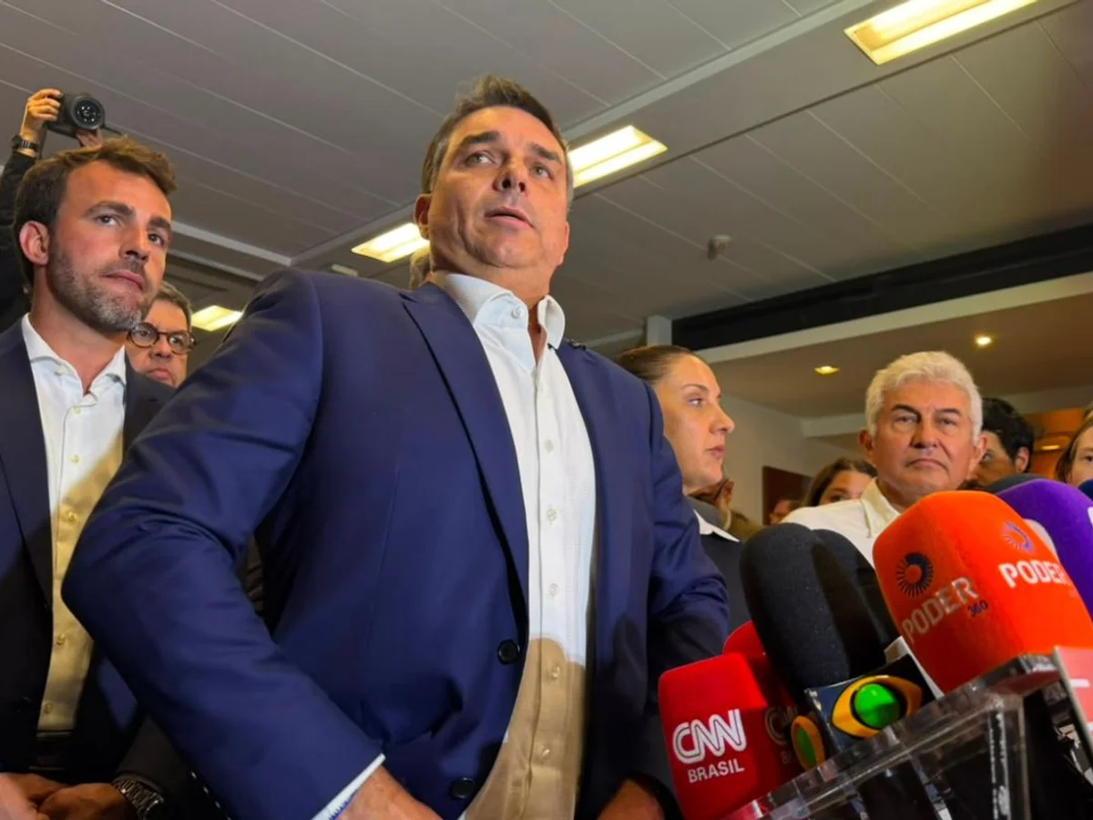 MP Eleitoral pede multa a Flávio Bolsonaro por site não informado ao TSE