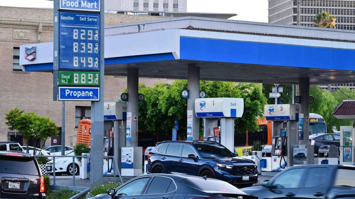 O Departamento de Transportes dos EUA abre caminho para carros menos eficientes enquanto os preços do combustível disparam
