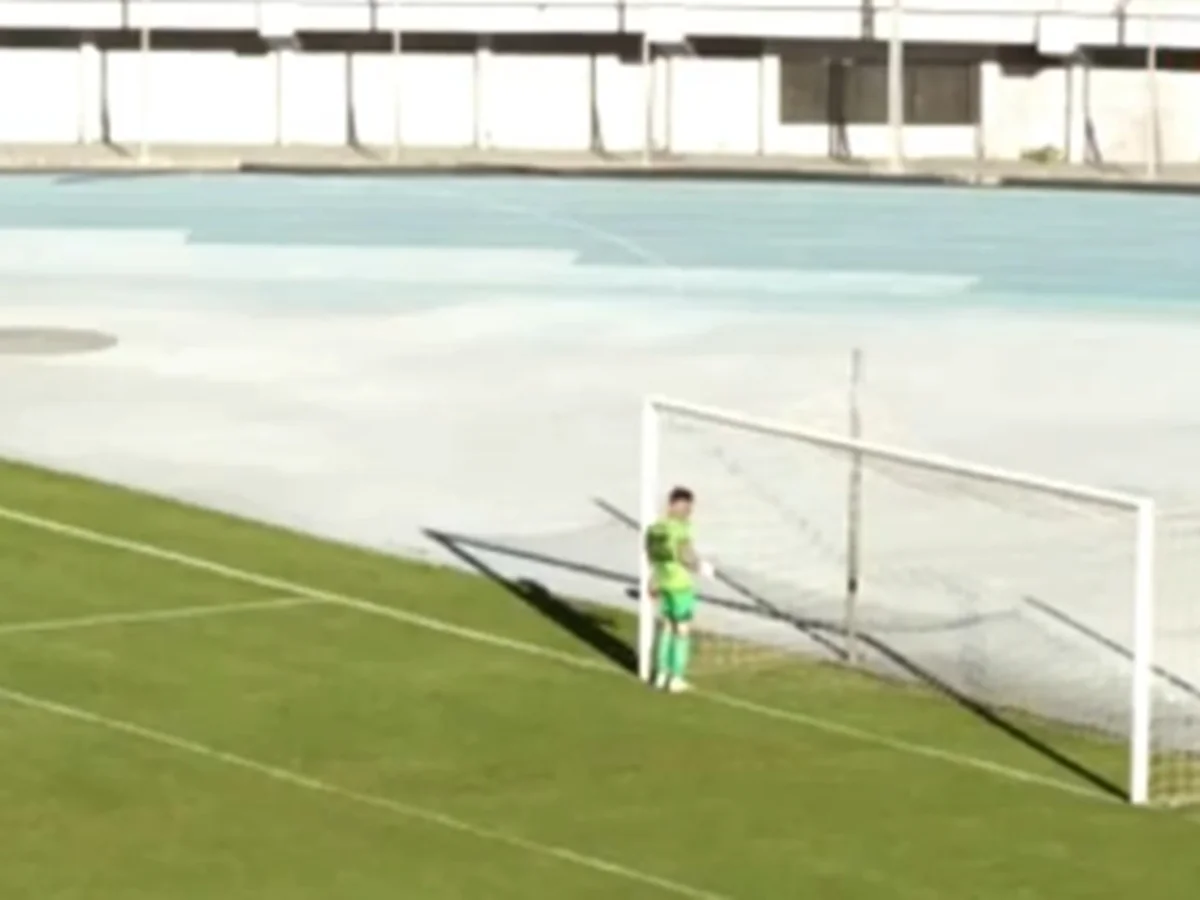 Em protesto contra a arbitragem, goleiro se recusa a defender pênalti