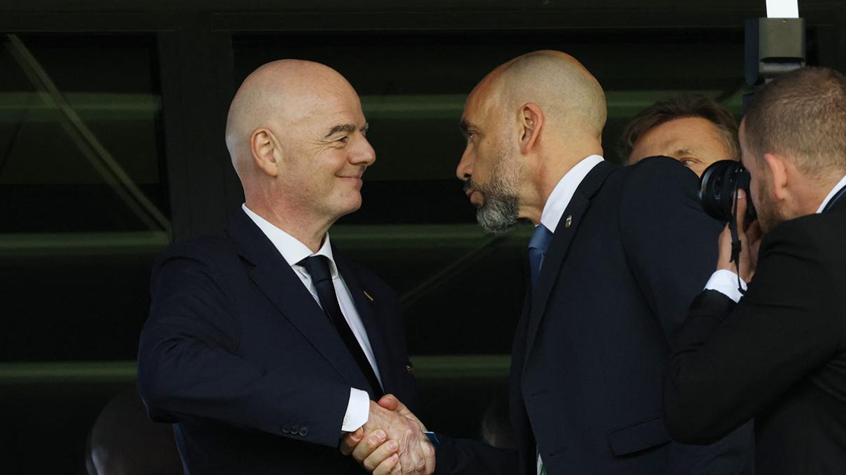 Bajo presión, Infantino evalúa repartir las reservas millonarias de FIFA entre las 211 federaciones