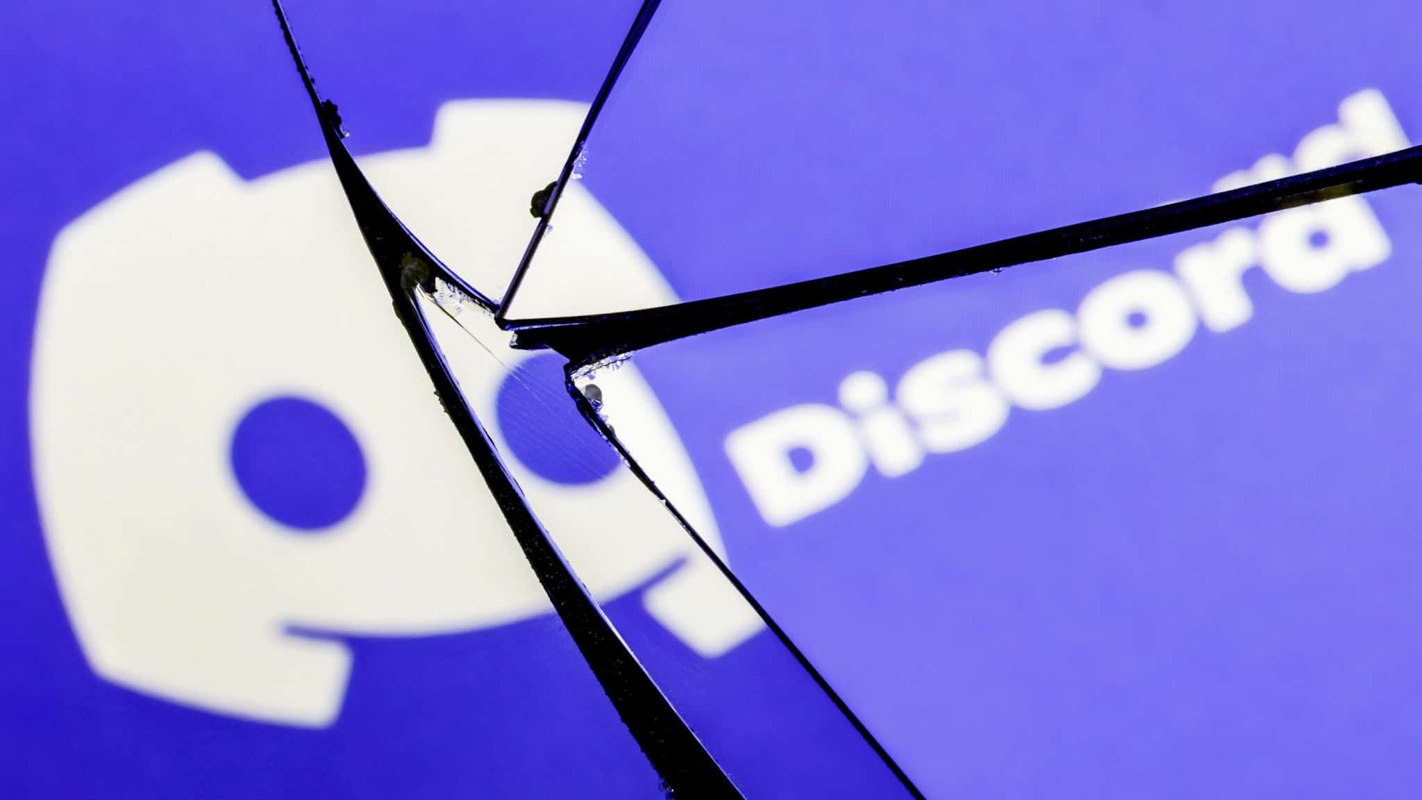 Logotipo do Discord atrás de vidro quebrado