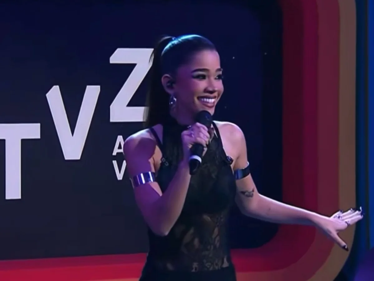 Tília interrompe apresentação após perrengue ao vivo. Veja vídeo