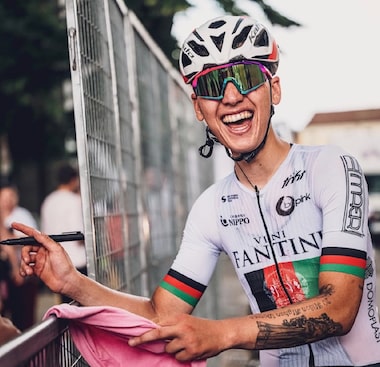 Ciclista afegã que se disfarçava de homem para treinar conquista a prata nos Jogos Asiáticos