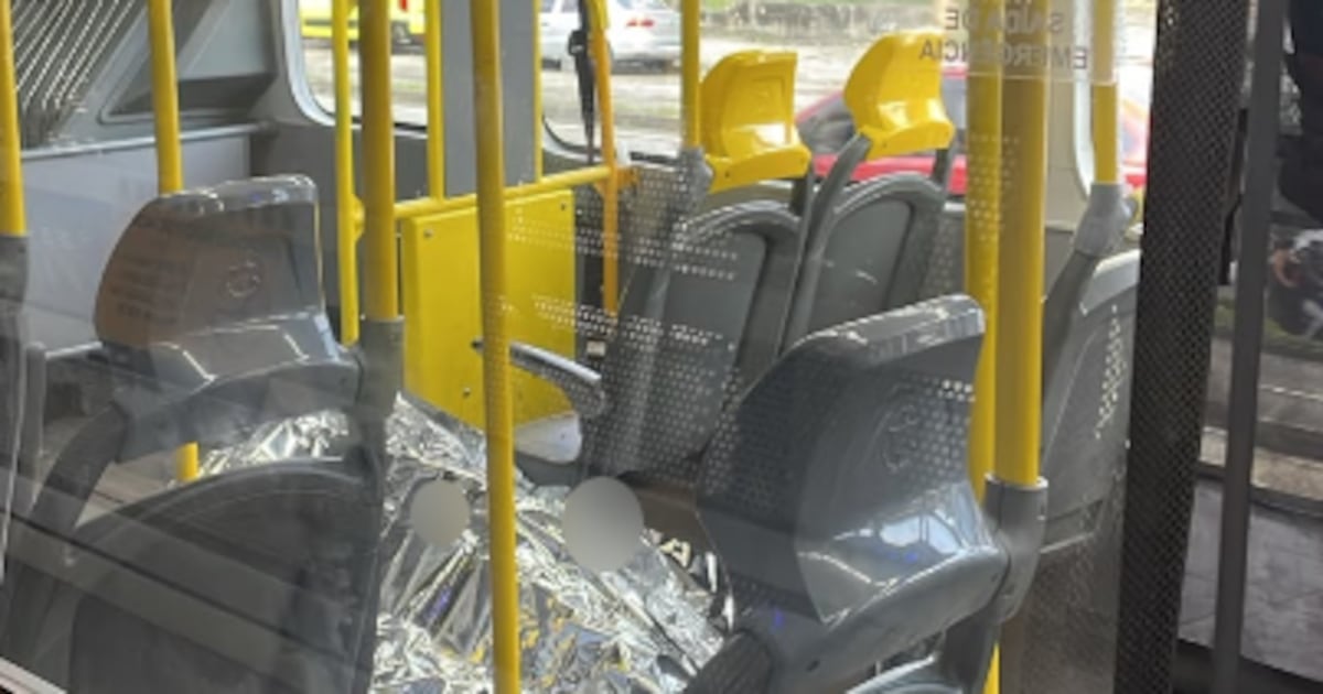 Passageiro morre após ser baleado dentro de ônibus do BRT, em Jacarepaguá, no Rio