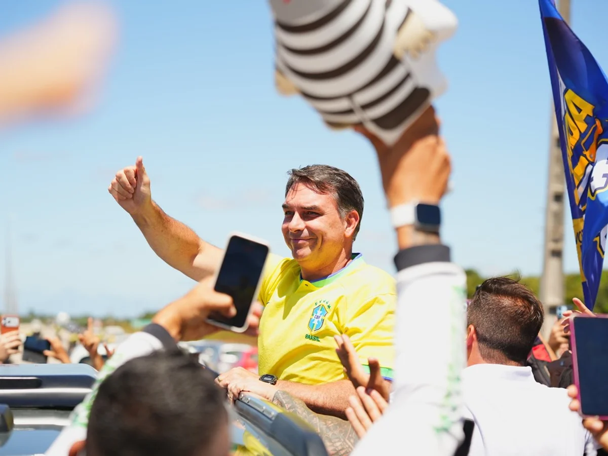 Flávio poupa Nunes Marques e mantém ofensiva para ligar Moraes a Lula