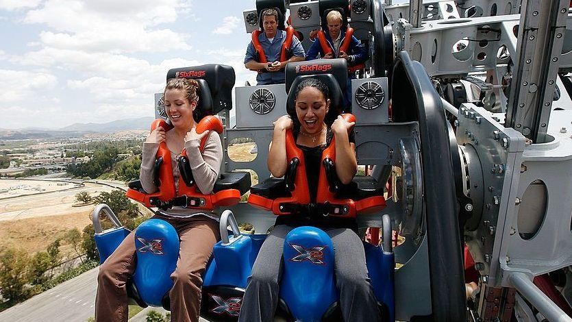 O parque de diversões Six Flags na Califórnia encerra o montanha-russa X2 após centenas de denúncias de lesões cerebrais