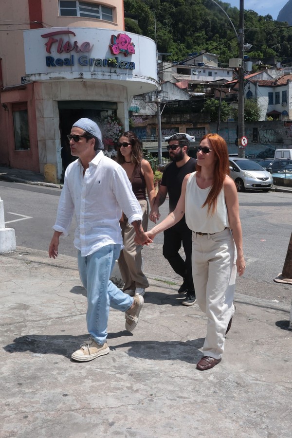 Pai de Bruno Gagliasso é velado no Rio; familiares e amigos se despedem