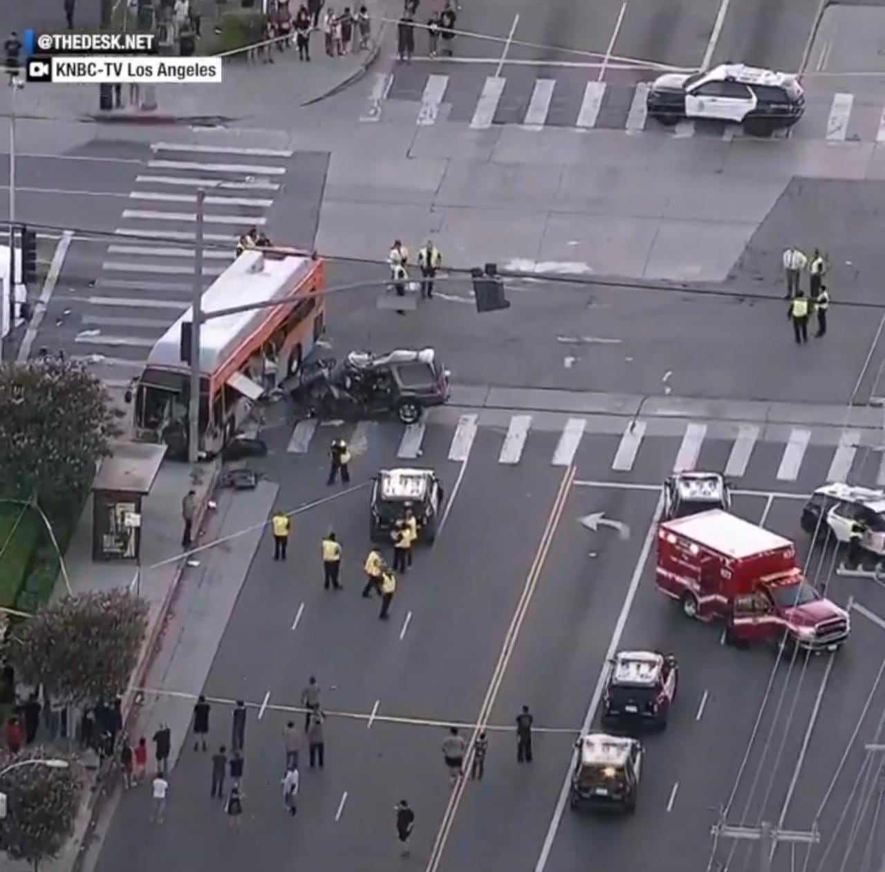 Helicóptero que fazia cobertura para TV cai e deixa ao menos 3 mortos em Los Angeles