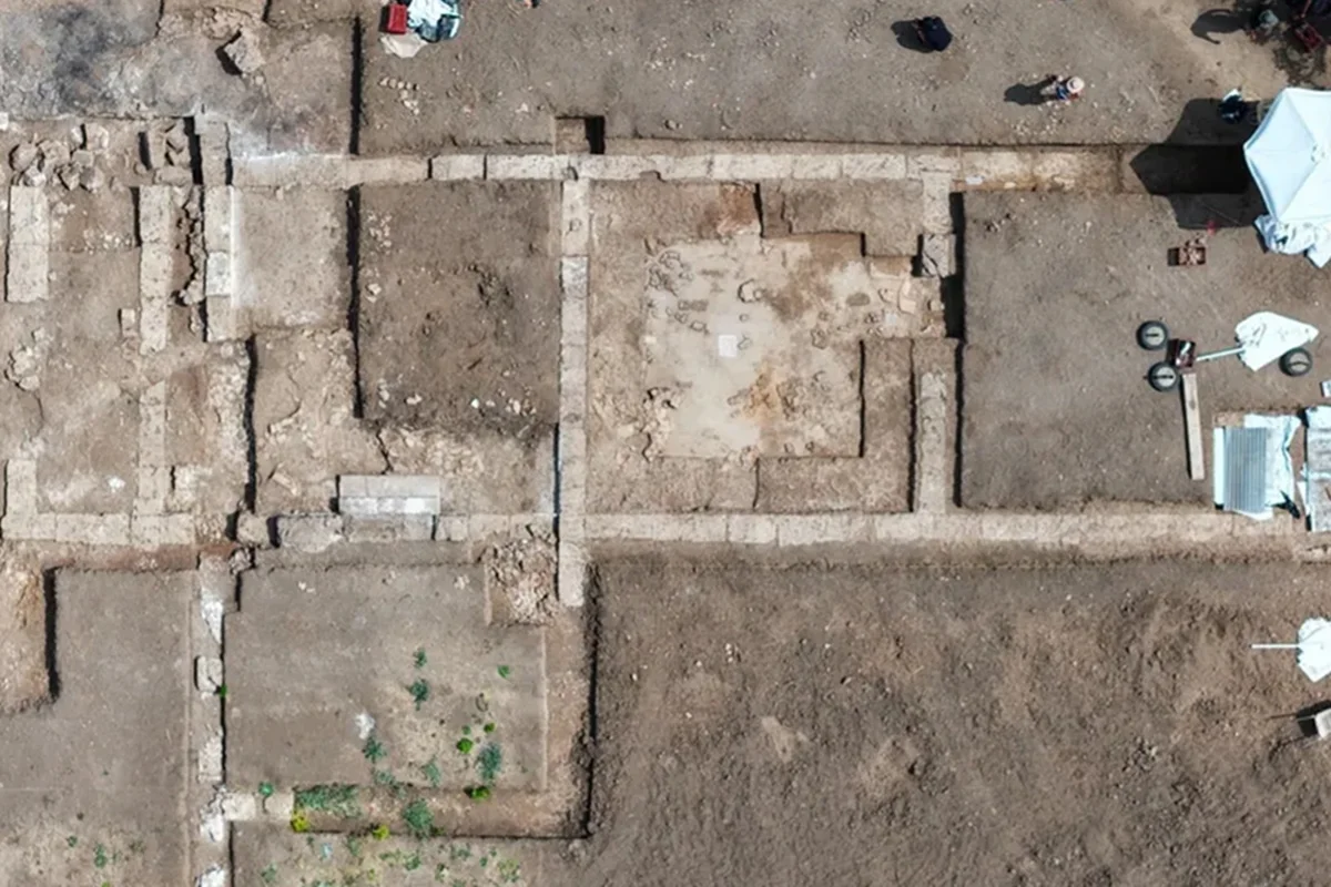 Foto colorida de campo de escavação com descobertas arqueológicas na Grécia - Metrópoles.