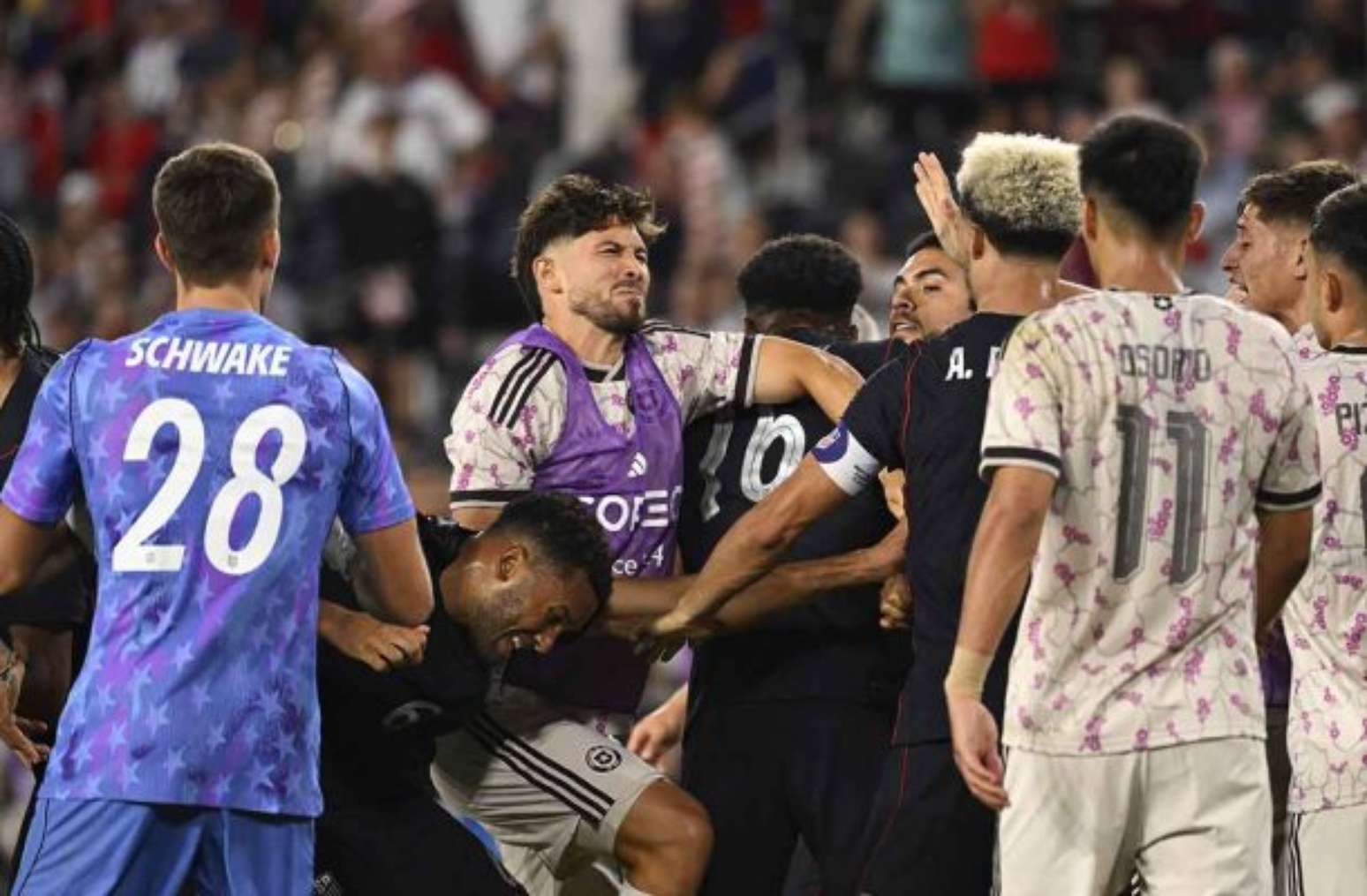Confus&atilde;o entre os jogadores marcou o fim do amistoso entre Estados Unidos e Chile-