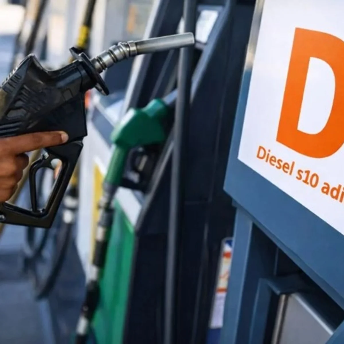 Governo afirma que abastecimento de diesel S-10 está garantido em outubro