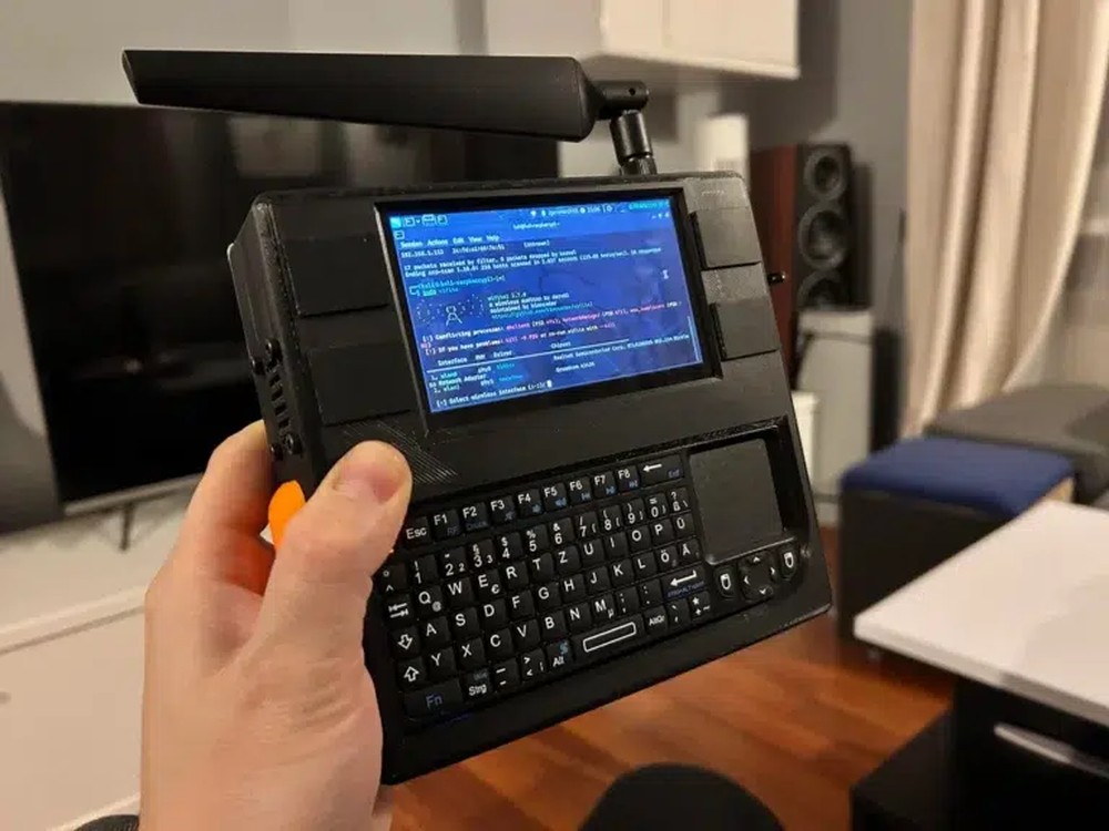 É possível usar dispostivos antigos e brinquedos para criar seu próprio cyberdeck — Foto: Reprodução/Reddit