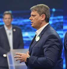 Tarcísio e Haddad durante o primeiro debate do segundo turno de 2022. Foto: Renato Pizzutto/Band/Divulgação / Estadão