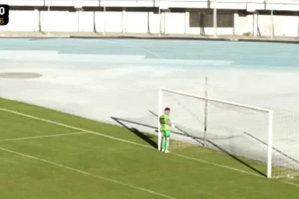 Em protesto contra a arbitragem, goleiro se recusa a defender pênalti