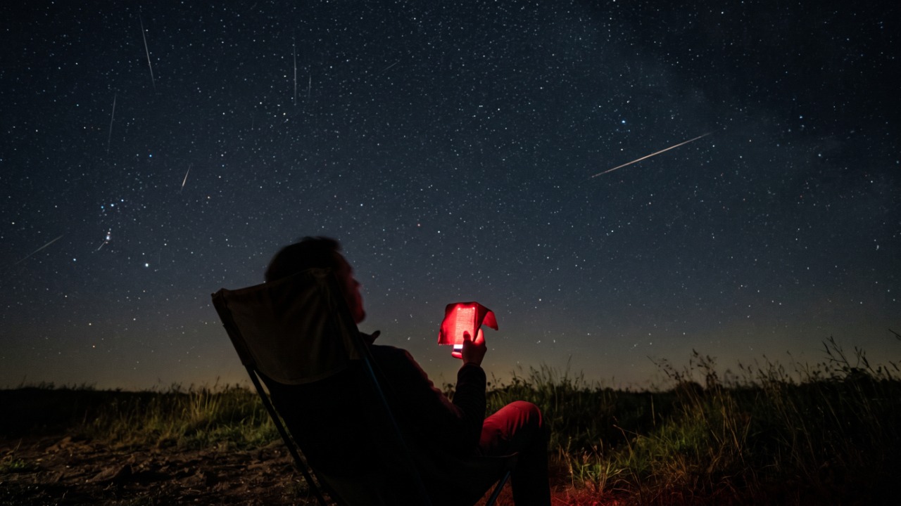 Para que serve olhar 20 minutos para o escuro antes de procurar meteoro: a adaptação da visão noturna leva esse tempo, qualquer olhada no celular zera o processo, e é por isso que tanta gente diz que não viu nada na noite da chuva de meteoros