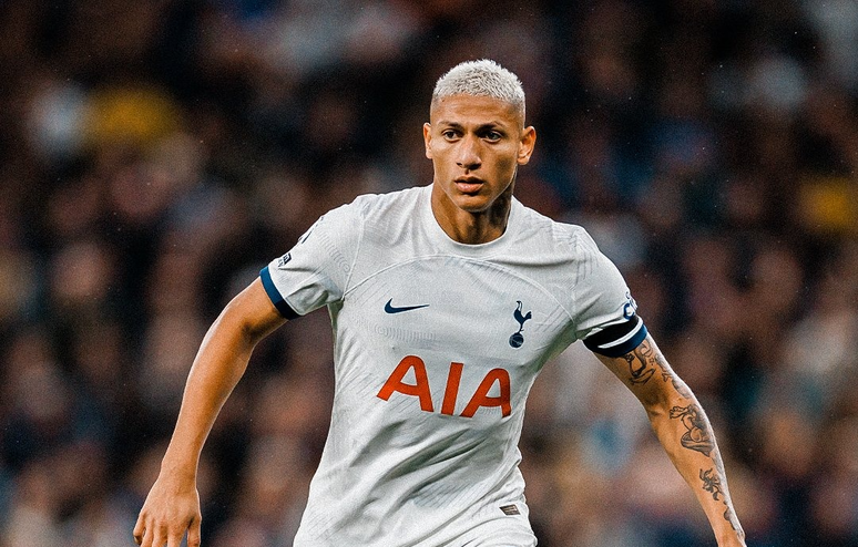 Richarlison cobra Willer Tomaz e cita disputa judicial com o advogado por mansão