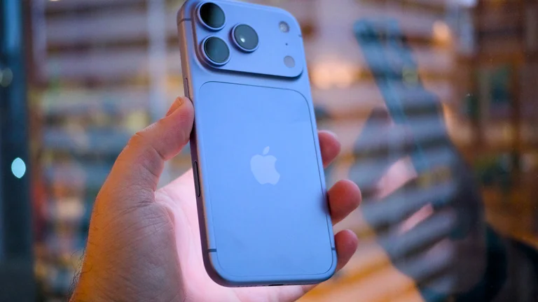 Novo recurso do iPhone bloqueia celular se ele for arrancado da sua mão; veja
