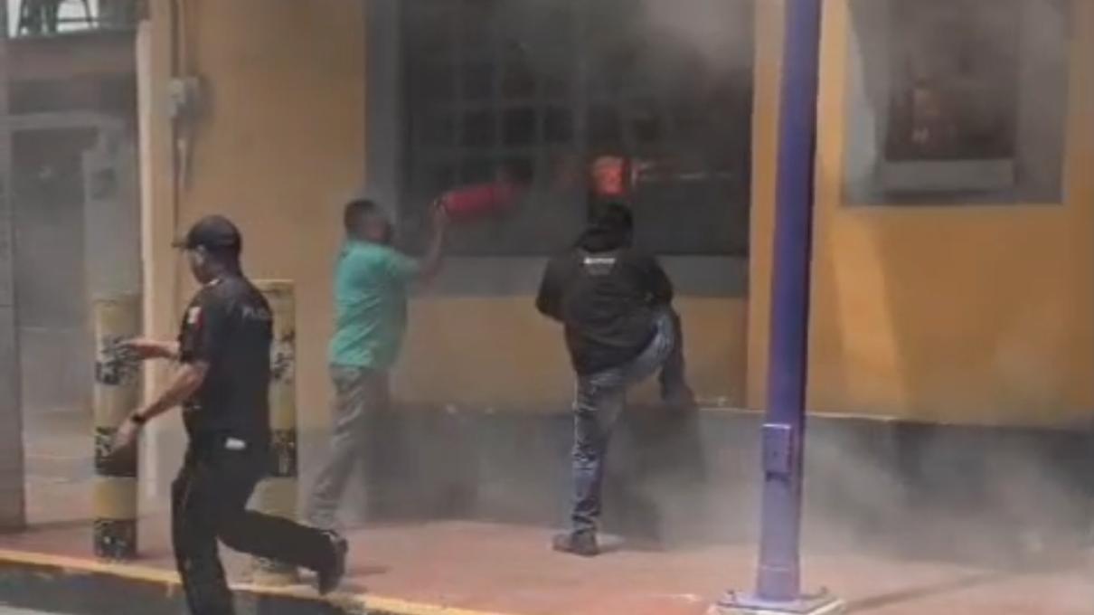 ¡Le echó mucha leña al fuego! Empleado casi rociiza negocio en su primer día