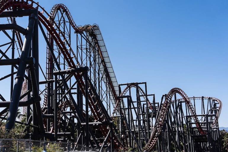 Six Flags vai fechar montanha-russa mundialmente famosa após investigação da CNN revelar anos de lesões e mortes