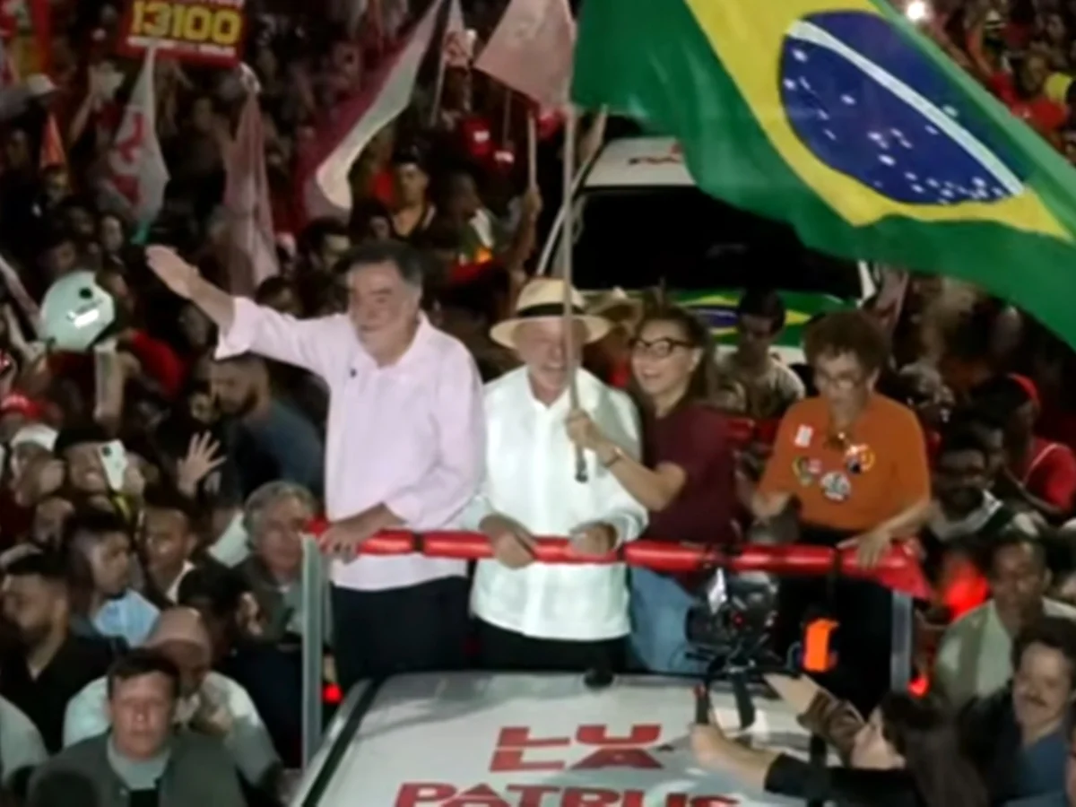 Em aceno às mulheres, Janja ganha destaque ao lado de Lula em MG