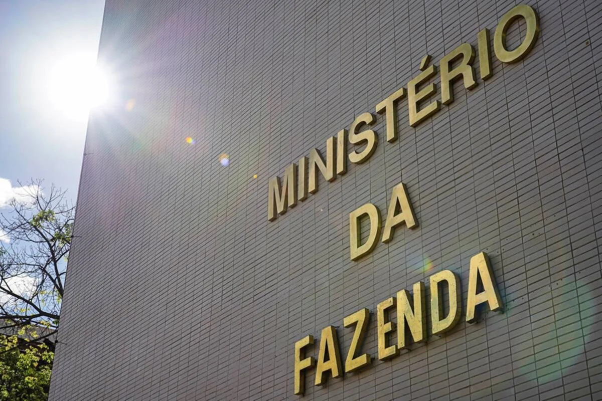 Imagem colorida da fachada do Ministério da Fazenda