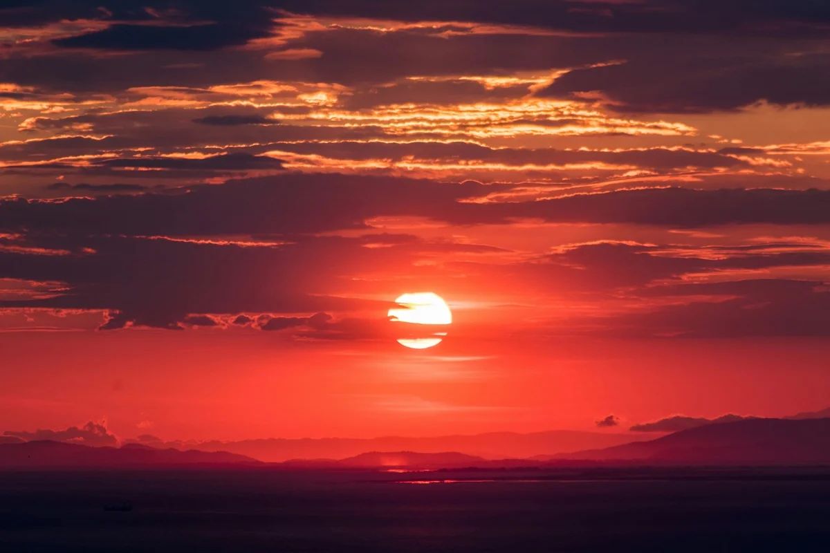 Imagem colorida de por do Sol - Metrópoles