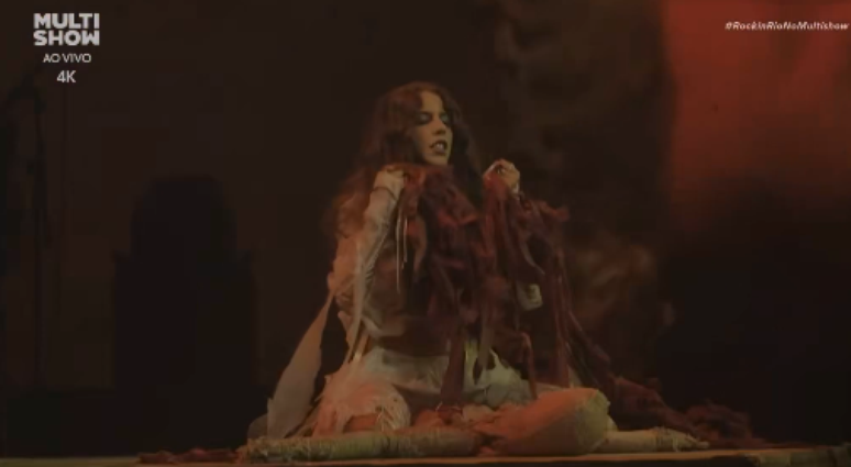 Marina Sena destrói boneco em performance no Rock in Rio e fãs apontam indireta para ex