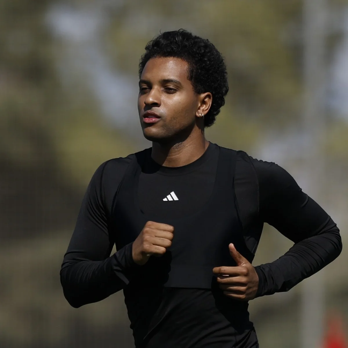 Rodrygo volta a treinar com bola 6 meses após romper o ligamento do joelho
