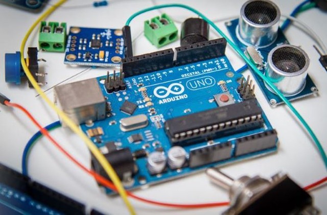 Menina ressuscita PC da Xuxa e transforma em computador com Linux