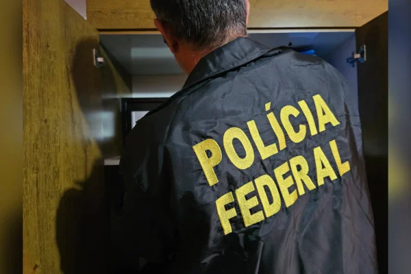 PF investiga desvio de dinheiro público após homem ser preso com R$ 305 mil