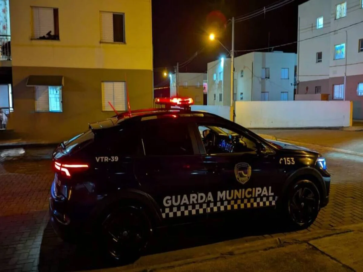 Mãe é presa ao deixar 2 crianças com idoso de 79 anos e mobilidade reduzida